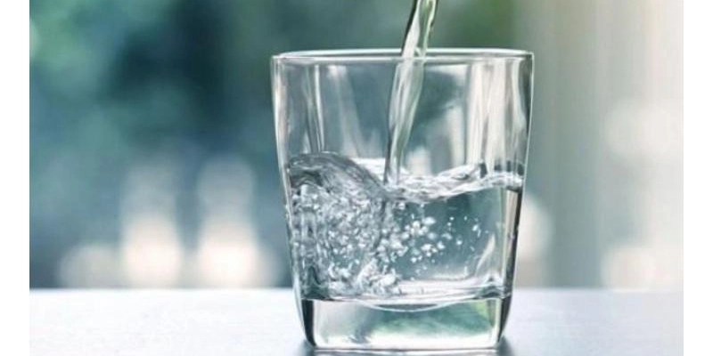 1. ابدأ يومك بكوب ماء: سرّ الطاقة والنشاط منذ الصباح